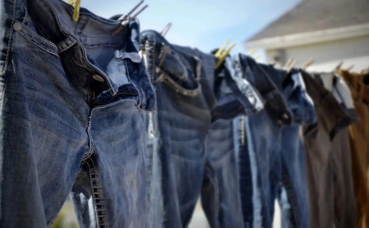 Jeans in den Trockner stecken - ja oder nein?