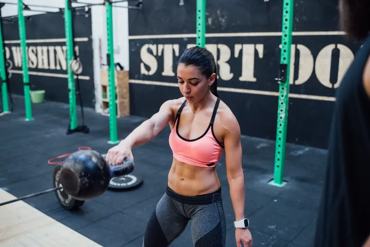 Kettlebell Übungen Ganzkörper Winterspeck loswerden Training