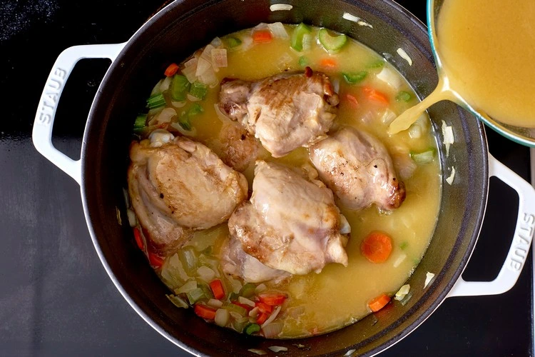 Klassisches Rezept für Hühnersuppe mit Schenkeln