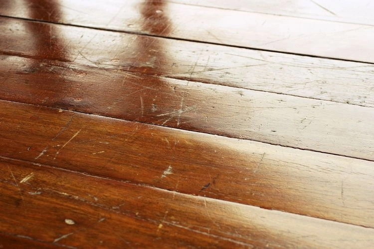 Kratzspuren auf dem Boden beseitigen - Reinigen Sie Ihren Laminat- oder Parkettboden