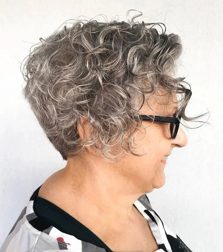 Kurze Locken-Frisur für graues, dickes oder dünnes Haar