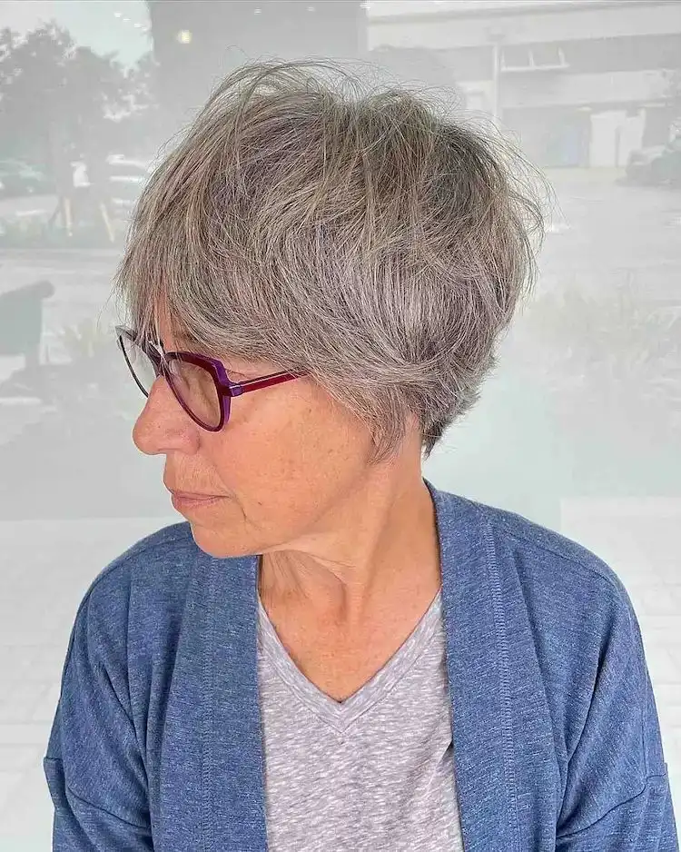 Kurzhaarfrisuren für Frauen ab 70 mit grauen Haaren - Pixie-Bob mit Brille