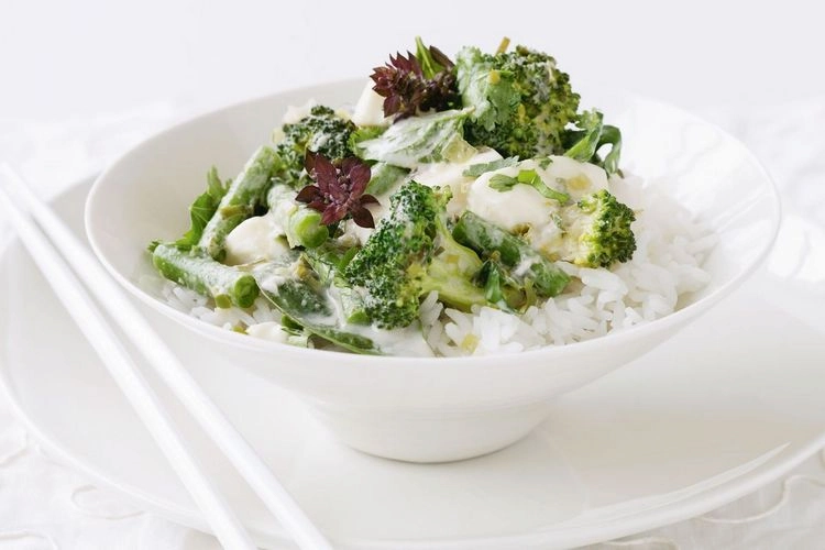 Leckere Detox-Gerichte - Grünes Curry mit Brokkoli und Tofu