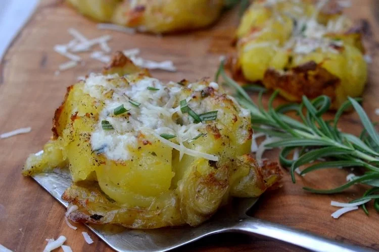 Leckeres Smashed Potatoes Rezept - einfach und schnell zu Hause selber machen