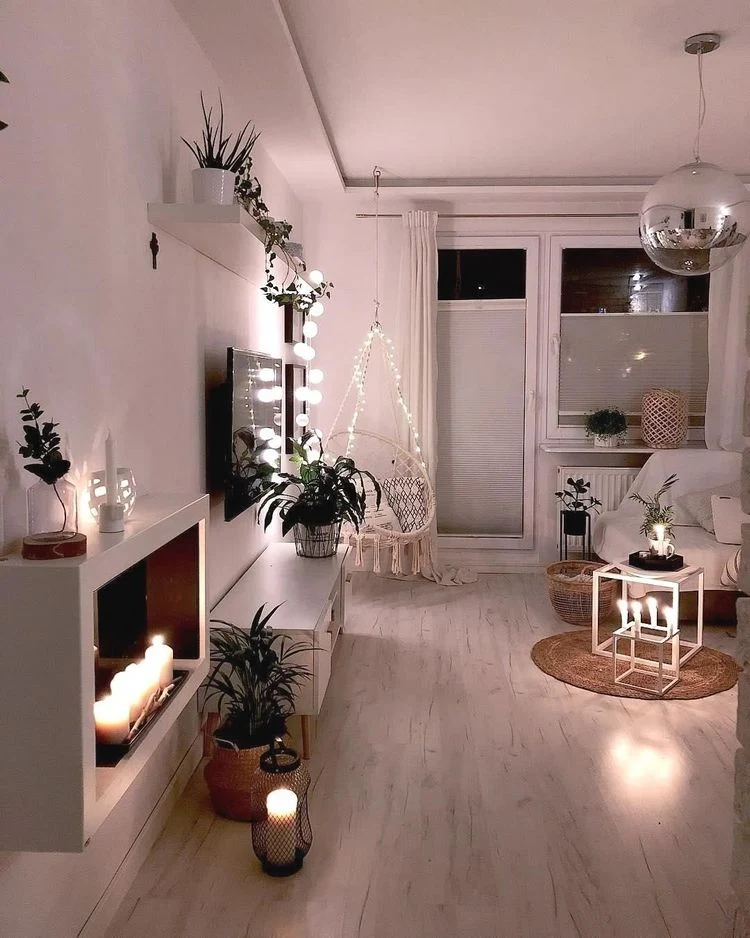 Lichterketten und Kerzen für einen gemütlichen Wohnraum im Winter