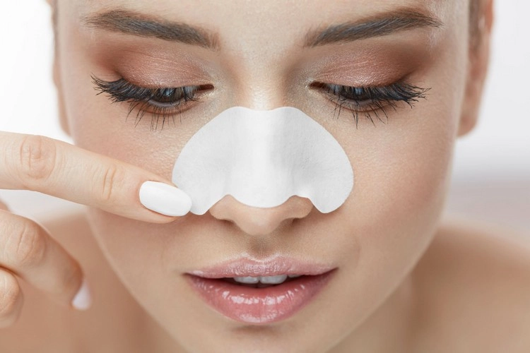 Mitesser auf der Nase entfernen - Versuchen Sie Porenstreifen