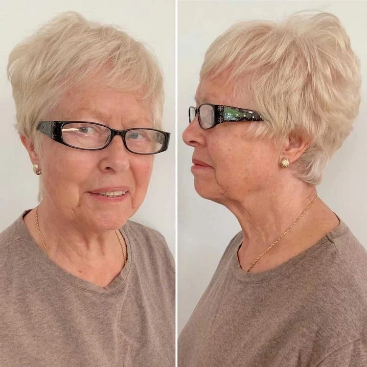 Moderne Kurzhaarfrisuren 2023 für Frauen ab 70 mit Brille - klassischer Pixie Cut