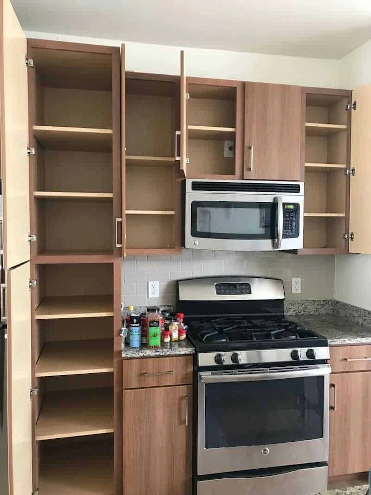 Nehmen Sie alle Gegenstände aus Ihren Schränken heraus und legen Sie sie zum Sortieren