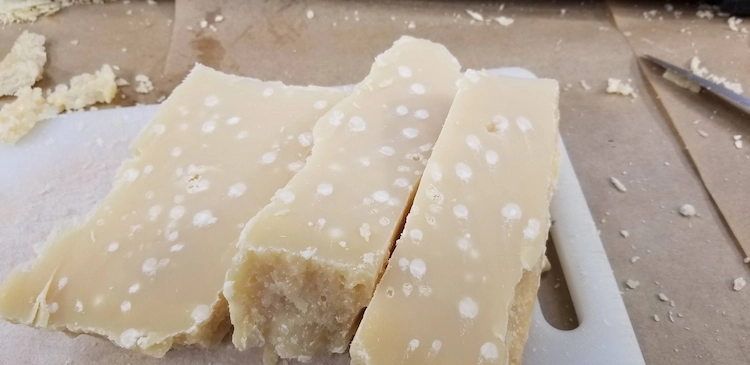 Parmesan schimmelt - Was tun und wie kann man den köstlichen Käse länger haltbar machen