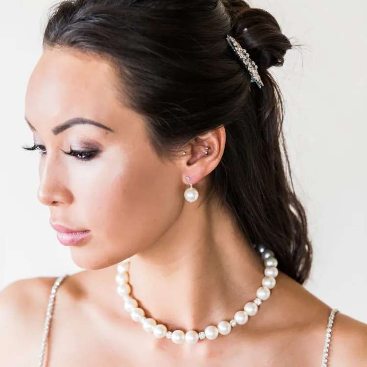 Perlenschmuck Braut-Accessoires Trends 2023 Hochzeitsfrisuren lange Haare