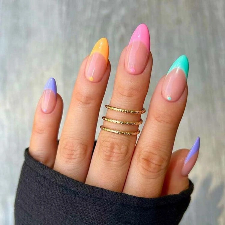 Pointy Nails mit farbigen Fingerspitzen
