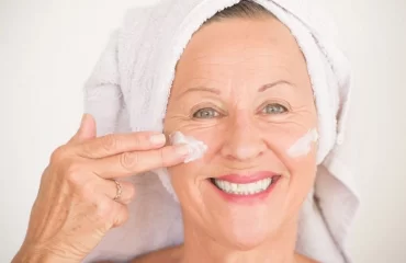 Reichhaltige, straffende Gesichtscreme für Damen ab 60 und 70