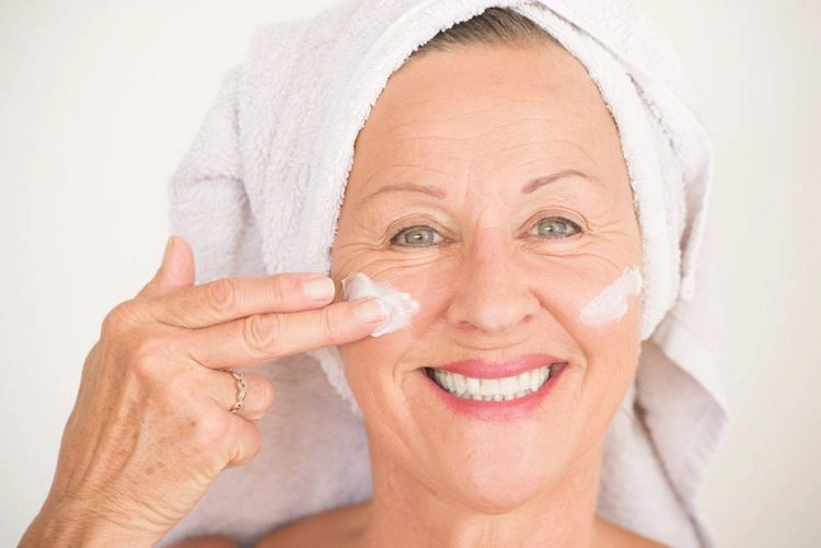 Reichhaltige, straffende Gesichtscreme für Damen ab 60 und 70