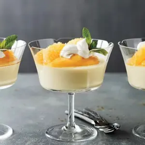 Rezepte für Zitrusdesserts - leckere Panna cotta mit frischen Orangen im Glas