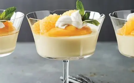 Rezepte für Zitrusdesserts - leckere Panna cotta mit frischen Orangen im Glas