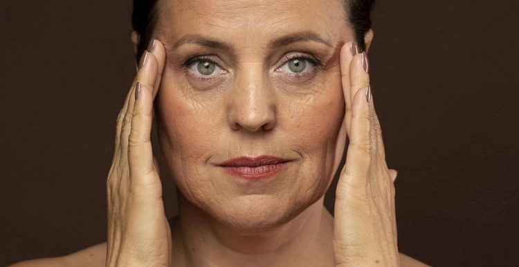 Richtige Hautpflege im Winter für ältere Frauen - Waschen Sie Ihr Gesicht vor dem Schlafengehen