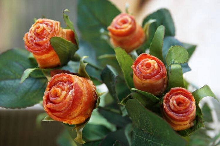 Rosenstrauß aus Speck-Blumen als DIY Geschenk zum Valentinstag