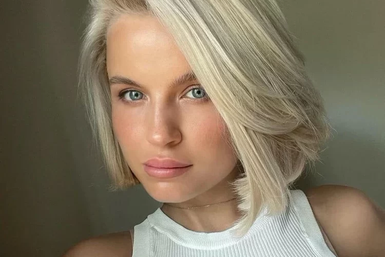 Scandi Bob Blond stylen mit Seitenscheitel