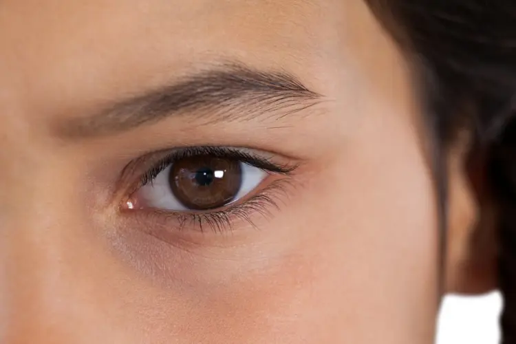 Schlupflider wegschminken mit richtig geformten Augenbrauen