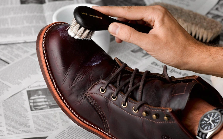Schuhe wasserdicht machen mit Hausmitteln - So stellen Sie Ihr eigenes Lederöl her