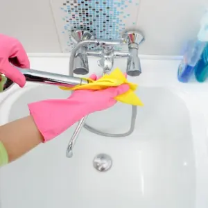 Seifenreste entfernen mit natürlichen Mitteln für ein glänzendes Badezimmer