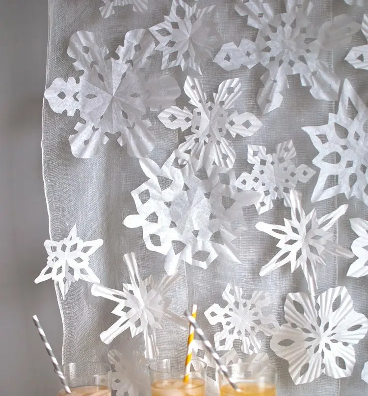 Stoff mit Papier-Schneeflocken gestalten für einen Vorhang
