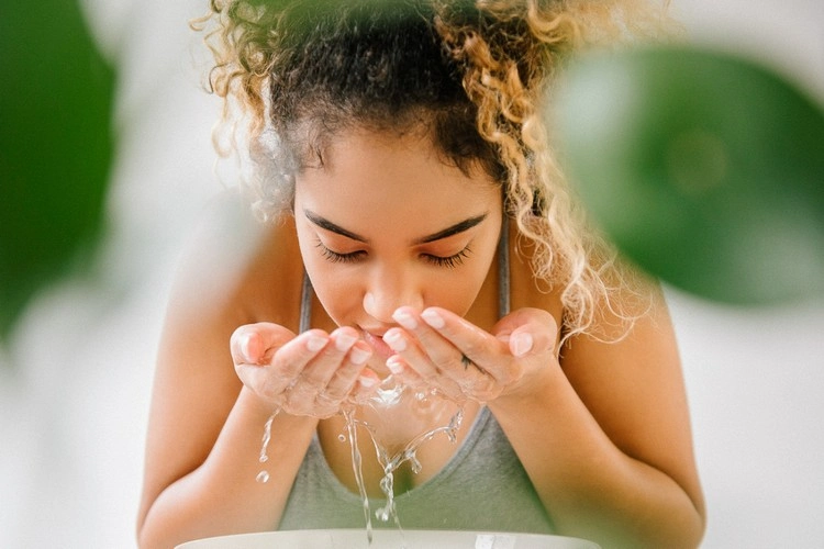 Tipps zur Vermeidung von Mitessern - Waschen Sie Ihr Gesicht zweimal täglich und nach dem Sport