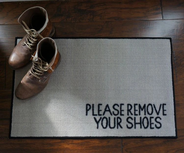 Tragen Sie keine Schuhe in der Wohnung, um keinen Schmutz drinnen zu bringen