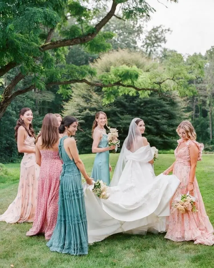 Ungleiche Stile, ob Farbe oder Silhouette, liegen bei Brautjungfernkleidern im Trend