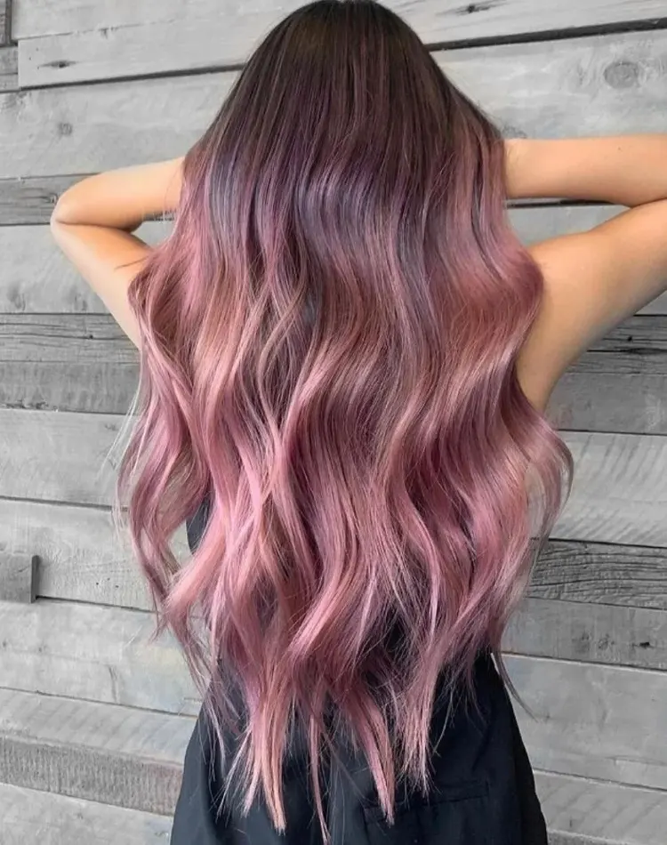 V-Schnitt mit Wellen und rosa Haarfarbe