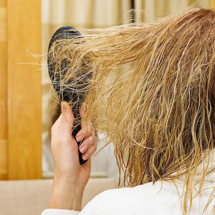 Vermeiden Sie Haargummis, wenn das Haar nass ist, und gehen Sie nicht mit nassem Haar ins Bett