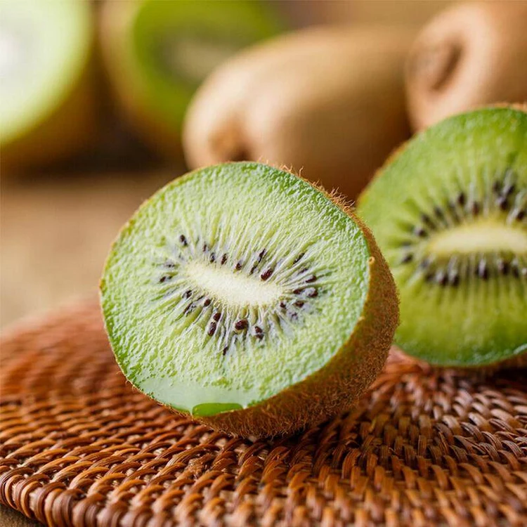 Wählen Sie eine gut gereifte Kiwifrucht, am besten aus biologischem Anbau