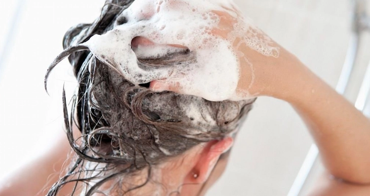 Wahrscheinlich haben Sie schon oft gehört, dass tägliches Waschen der Haare eine Sünde bei der Haarpflege ist