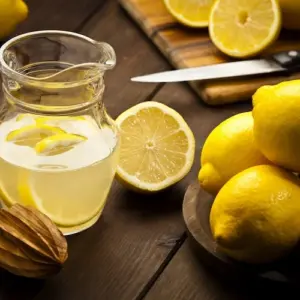 Warum Zitronenwasser trinken - Diese fabelhaften Wirkungen und Vorteile haben Zitronen für Ihre Gesundheit