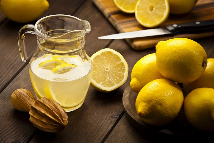 Warum Zitronenwasser trinken - Diese fabelhaften Wirkungen und Vorteile haben Zitronen für Ihre Gesundheit