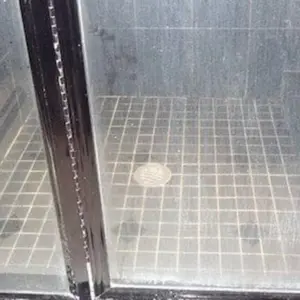 Wasserflecken in der Duschkabine entfernen mit Hausmitteln