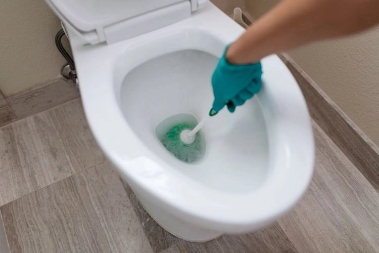 Wasserrand in der Toilette entfernen mit Hausmitteln