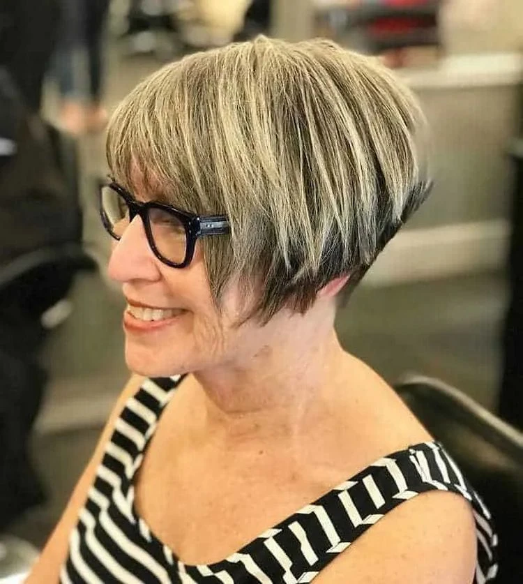 Wedge Cut für 60-Jährige mit Brille