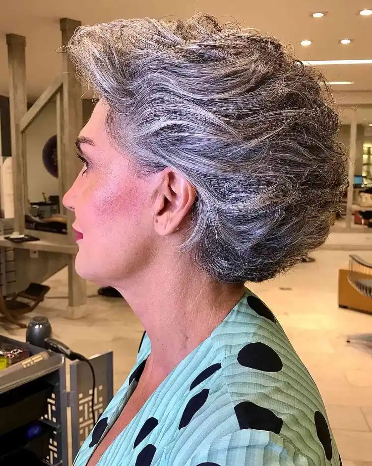 Wedge Cut romantische Kurzhaarfrisuren für graue Haare ab 50