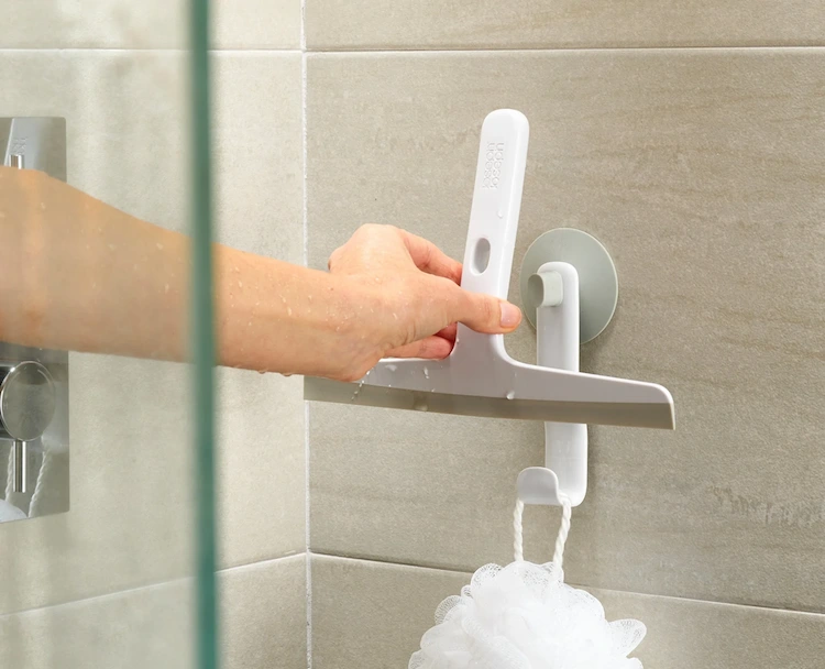 Wenn Sie nach jedem Duschen einen Duschabzieher verwenden, können Sie Ihr Bad sauber halten