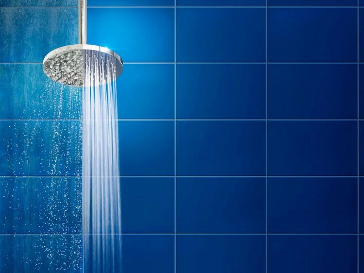 Wie man Hartwasserflecken auf Wasserhähnen und Duschköpfen loswird