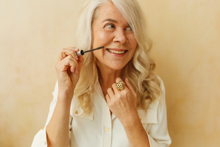 Wimperntusche ist ein Muss für natürliches Make-up ab 60