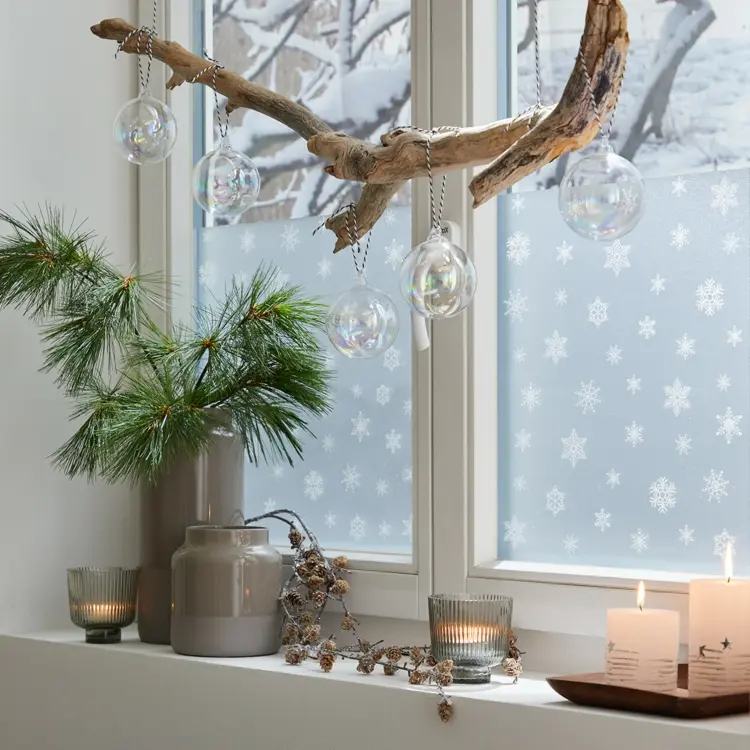 Winterdeko für Fenster basteln - Hängende Fensterdeko mit Ast und Weihnachtskugeln