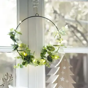 Winterdeko für Fenster basteln - Kranz mit künstlichen Blumen und Lichterkette