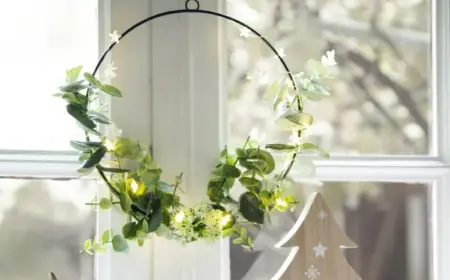 Winterdeko für Fenster basteln - Kranz mit künstlichen Blumen und Lichterkette