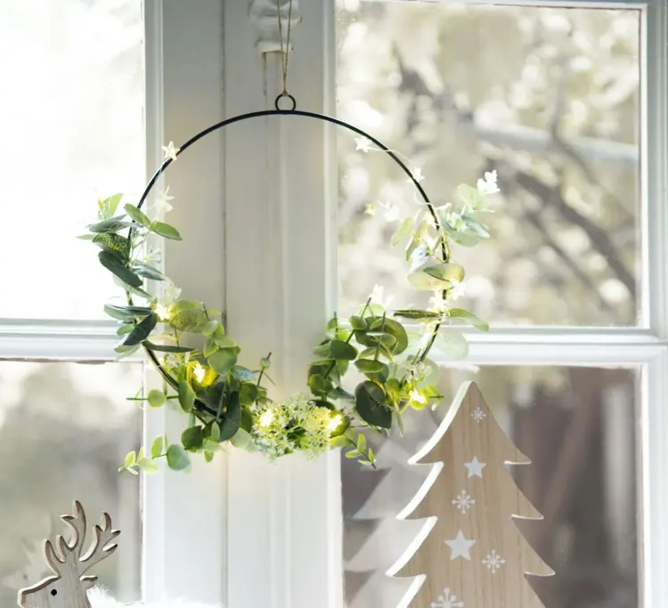 Winterdeko für Fenster basteln - Kranz mit künstlichen Blumen und Lichterkette