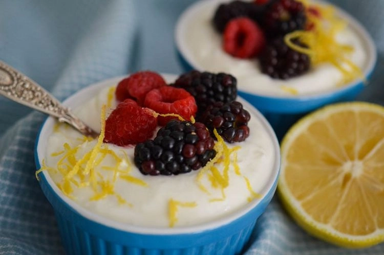 Zitronen-Nachtisch zubereiten - schneller Joghurt-Zitronen-Pudding