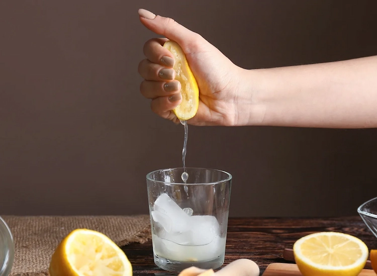 Zitronenwasser ist nichts anderes als der Saft undoder die Scheiben einer Zitrone, einschließlich der Schale, in Wasser