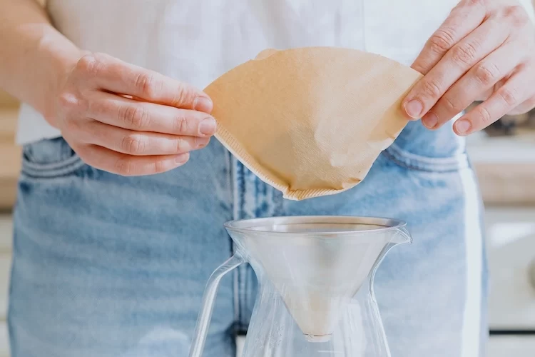 anstatt filtekaffee zu brühen gängige tricks mit kaffeefiltern im haushalt clever und nachhaltig anwenden