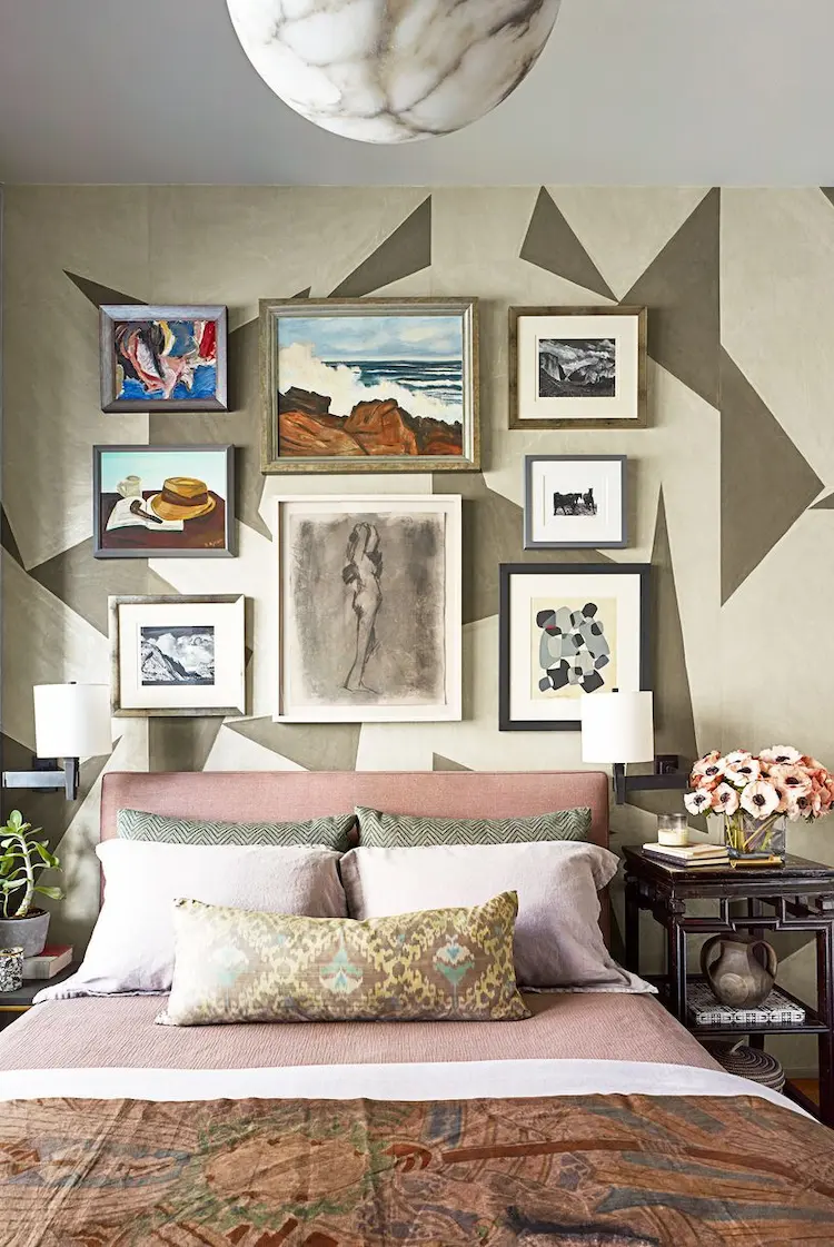 antike möbelstücke und bunte wandbilder als trendige gestaltungselemente für schlafzimmer im art deco stil